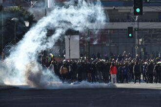 Em meio a protestos, Bolívia revoga lei que limitava estado de exceção