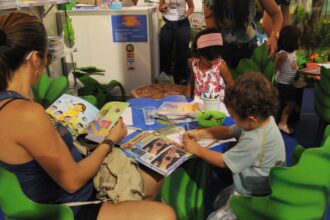 Estudo revela que 53% das famílias raramente leem para criança