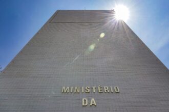 Governo bloqueia R$ 22,1 bi do Orçamento de 2026