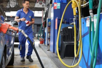 Governo propõe subvenção da gasolina em R$ 0,44 por litro