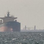 Irã nega passagem de navios dos EUA por Ormuz e petróleo dispara