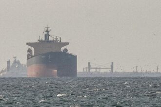 Irã nega passagem de navios dos EUA por Ormuz e petróleo dispara