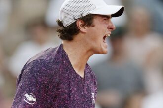 João Fonseca vira sobre croata e vai encarar Djoko em Roland Garros