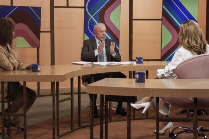 Lula diz que monitora preço dos combustíveis todos os dias