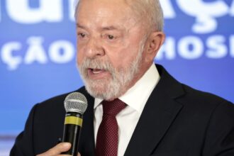 Lula inicia radioterapia após retirada de lesão no couro cabeludo