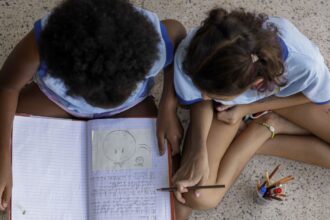 Metade dos estudantes não vê debate antirracista na escola, diz estudo