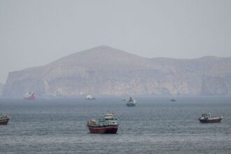 Mísseis atingem navio de guerra dos EUA que tentava entrar em Ormuz