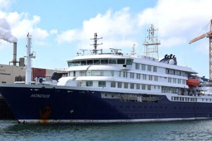 Navio de cruzeiro atingido por hantavírus retira passageiros doentes