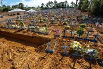 Negacionismo fez brasileiros "perderem" 3,4 anos de vida na pandemia