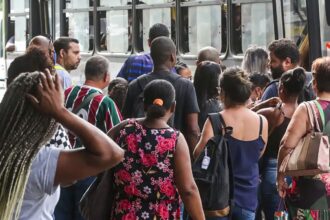 Número de pessoas em busca de emprego há dois anos ou mais cai 21,7%