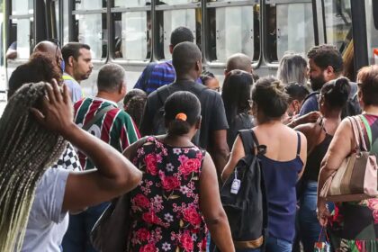 Número de pessoas em busca de emprego há dois anos ou mais cai 21,7%
