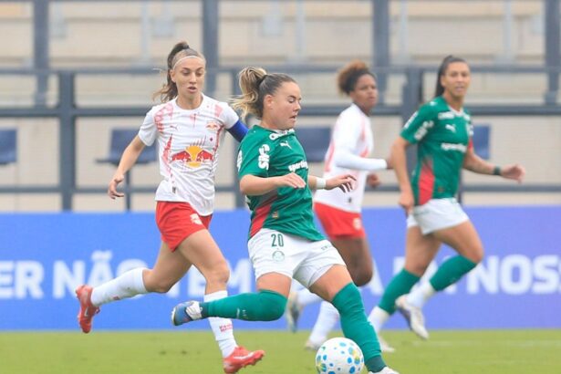 Palmeiras vence Bragantino e dorme na liderança do Brasileiro Feminino