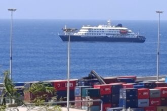 Passageiros começam a deixar navio onde houve surto de hantavírus