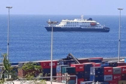 Passageiros começam a deixar navio onde houve surto de hantavírus