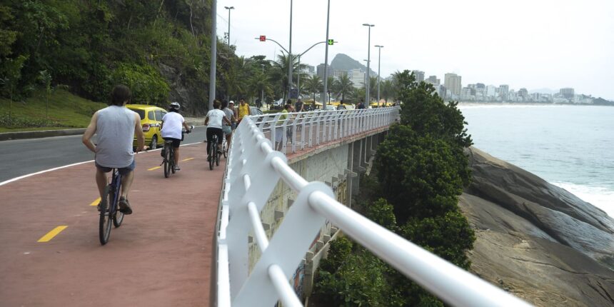 Prefeitura do Rio fecha Ciclovia Tim Maia após ondas de 2 metros
