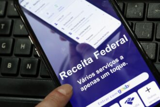 Receita paga nesta sexta maior lote de restituição do IR da história