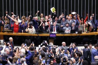 Saiba como votaram os deputados na PEC que acaba com a escala 6x1