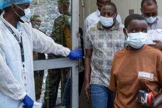 Uganda confirma mais três casos de ebola; total sobe para cinco