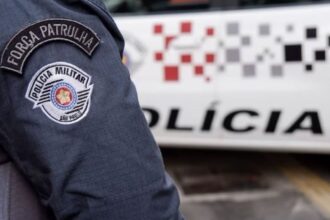 Bomba de gás disparada pela PM afeta crianças de escola em SP
