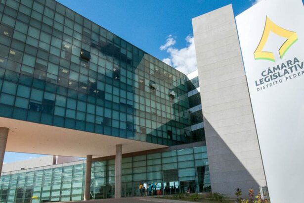 Deputados distritais extinguem jornada 6x1 de terceirizados