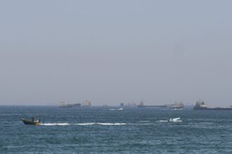 EUA lançam novos ataques ao Irã; forças iranianas fecham Ormuz
