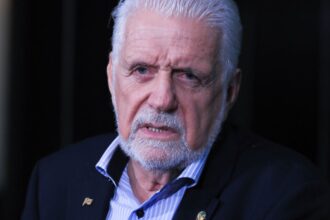 Jaques Wagner anuncia saída da liderança do governo no Senado