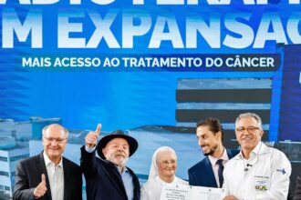 Lula entrega aparelhos de radioterapia em São Paulo