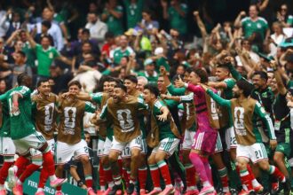 México abre Copa vencendo África do Sul em duelo com três expulsões