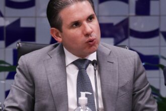 Motta convoca reunião de líderes para votar PL do fim da escala 6x1