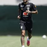Neymar vai a campo pela primeira vez em treino da seleção brasileira
