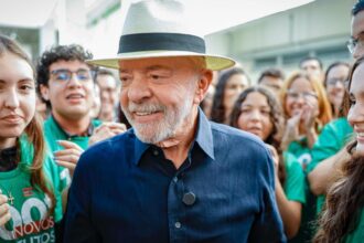 "Quem tinha que aumentar a taxa seríamos nós", diz Lula sobre EUA