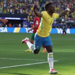 Raphinha, Vini Jr. e Douglas Santos se destacam nos números da estreia