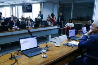 Senadores discutem ritmo de tramitação da PEC do fim da escala 6x1