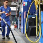 Vendas no comércio recuam 1,5% em abril, impactadas por combustíveis