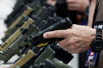 Ações pró-armas de Trump devem favorecer facções criminosas no Brasil