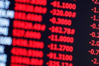 Bolsa sobe quase 3% e fecha no maior nível desde maio