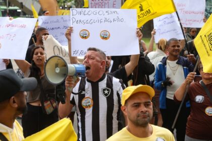 Camelôs protestam contra programa da prefeitura no Rio