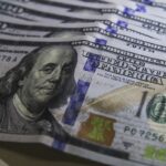 Dólar cai ao menor nível em três semanas; bolsa sobe 1,22%