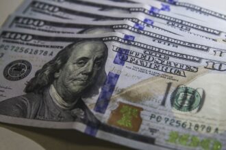 Dólar cai ao menor nível em três semanas; bolsa sobe 1,22%