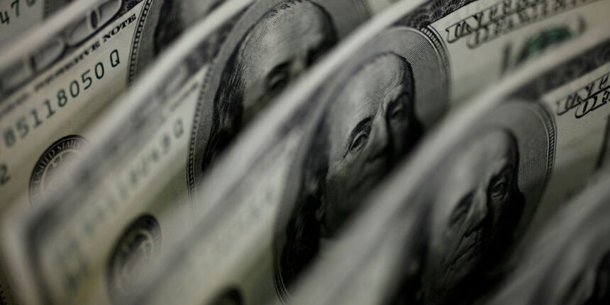 Dólar sobe para R$ 5,11, e bolsa fica estável, apesar de tensão global