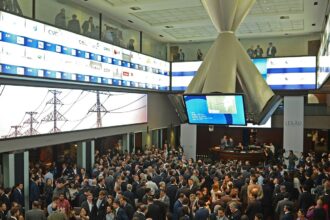 Ibovespa volta aos 174 mil pontos com aposta na Selic, e dólar cai