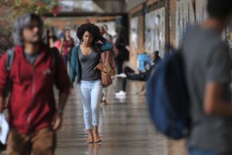 Mais da metade dos graduandos já abdicaram de estudos para cuidar de f