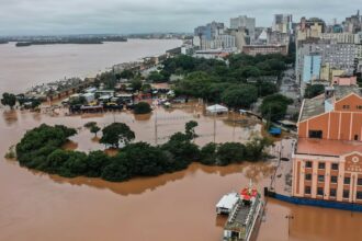 Rio Guaíba se aproxima da cota de alerta em Porto Alegre