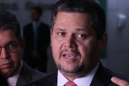 Alcolumbre envia PEC do fim da escala 6x1 para CCJ do Senado