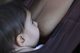 Amamentação reduz risco de doença cardíaca na mãe