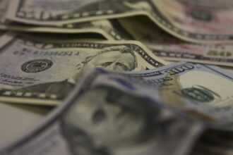 Brasil e EUA retomam negociação após tarifaços de 25% e 12,5%