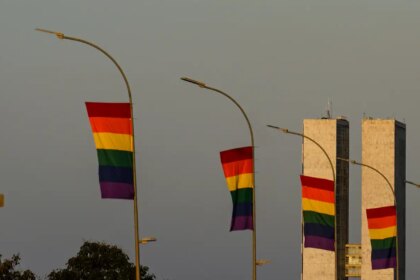 Candidaturas LGBT+ têm recorde em 2026 e se espalham por mais partidos