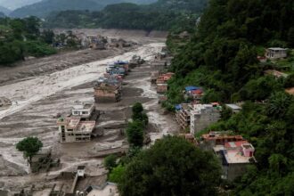 Nepal monitora dois lagos; risco de enchentes persiste
