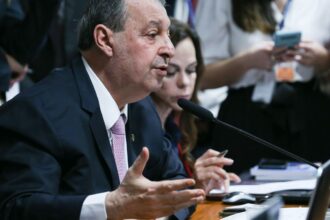 Relator da CCJ do Senado vota a favor da PEC do fim da escala 6x1