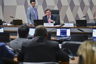 Ajustes no texto adiam votação da MP da "taxa das blusinhas"